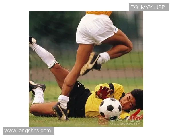 背影足球球星动态头像设计男士风格，展现运动激情与个性魅力