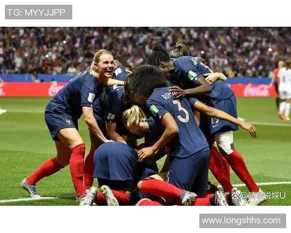 女足球星醉酒后失控画面曝光引发热议,网友纷纷热议其形象与职业生涯影响 女足球星醉酒后失控画面曝光引发热议,网友纷纷热议其形象与职业生涯影响