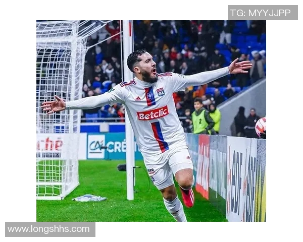 球星日常街头足球穿搭解析展现运动与时尚完美融合魅力 球星日常街头足球穿搭解析展现运动与时尚完美融合魅力