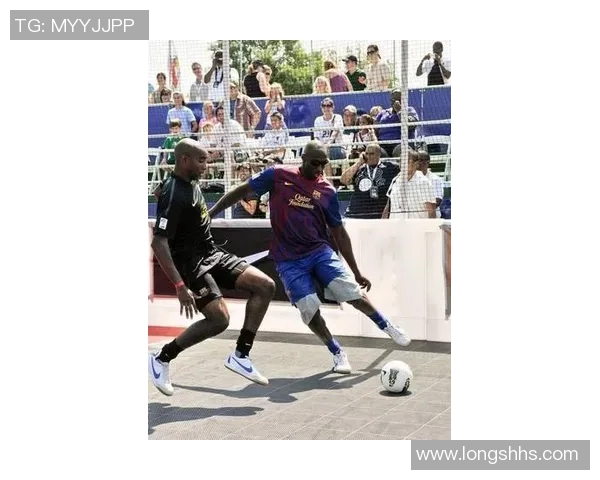 送足球球星卡作为礼物是否合适及其潜在的收藏价值分析